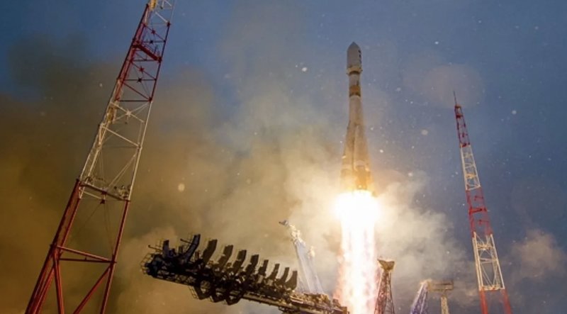 Ryssland skjuter upp en raket med en militär satellit nära Vita havet 2022. Foto: Rysslands försvarsdepartement via AP/TT Ryssland skjuter upp en raket med en militär satellit nära Vita havet 2022. Foto: Rysslands försvarsdepartement via AP/TT